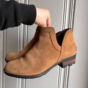 Women’s Size 6.5 SOREL Suede Chelsea Ankle Boots in Brown/Tan